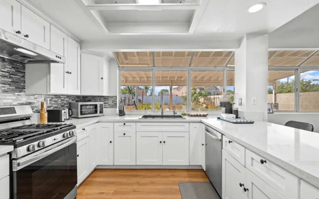 Stylish Home w Full Kitchen Garage Backyard