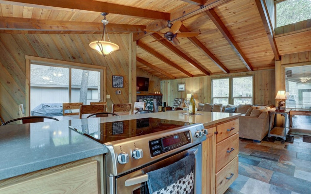 7 Approach Classic Home with Private Hot Tub and BBQ on the Deck by RedAwning