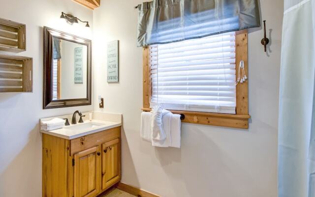 Black Bear Hideaway 3 Bedroom Home with Hot Tub