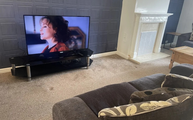 4 Bed Comfy House in Birmingham