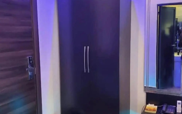 Q Nuts Lounge And Suites