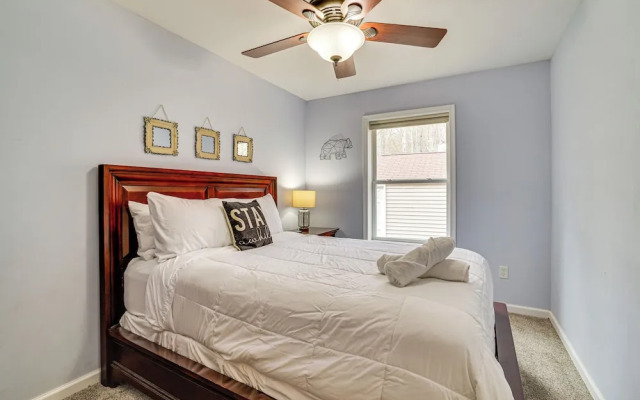 Hot Tub + Decks: Tree-lined Retreat in Pocono Lake