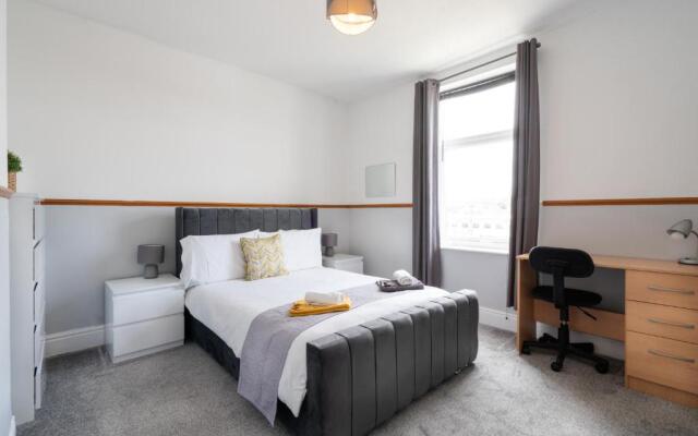 Spacious 4BR, Parking, Near Centre