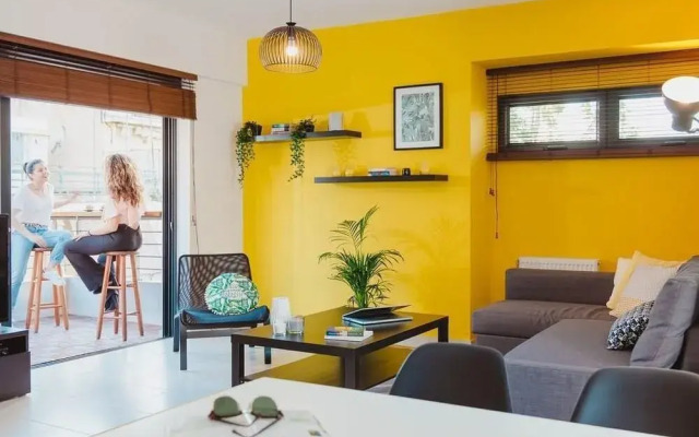 Modern Athens Flat / 5minmetro / Balcony