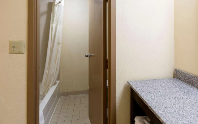 Clarion Hotel Detroit Metro Airport
