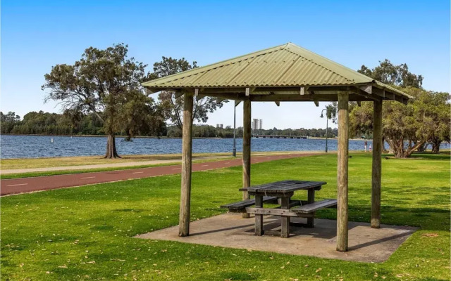 Stylish Apartment in Leafy South Perth