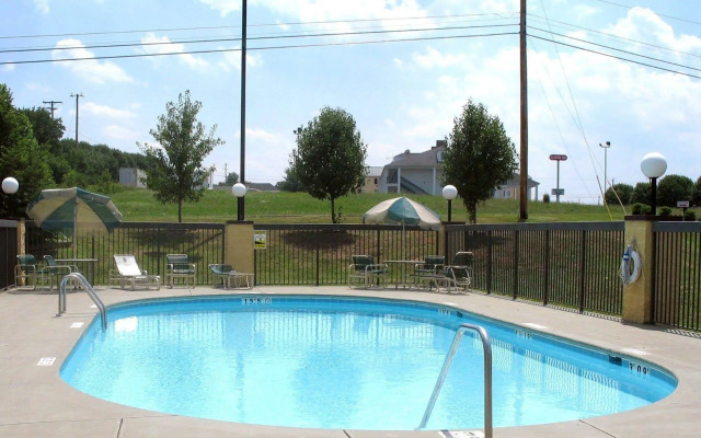 Red Roof Inn & Suites Clinton, TN