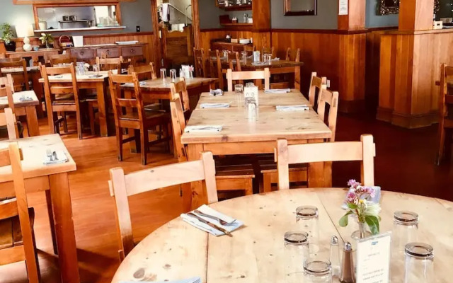 Raglan Harbour View Hotel