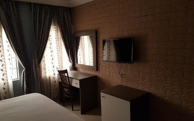 Emzrel Hotel & Suites