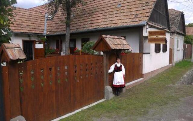 Zsuzsanna Paraszthaz