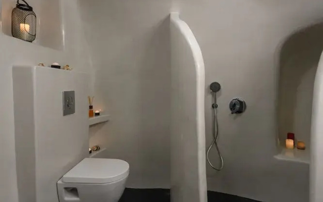 The Luna Cavern 2 with Hot Tub White