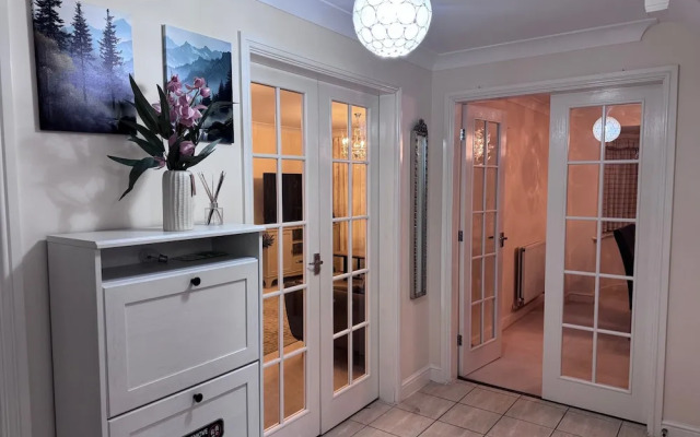 Spacious 4Bd House With Character In Coventry