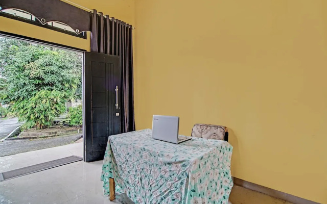 SPOT ON 92255 Lucky Guesthouse