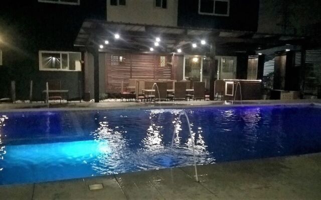Earl Heights Suites Hotel