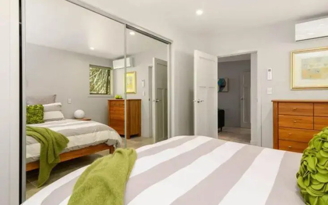FlaxWater Bach - Lake Tarawera Holiday Home