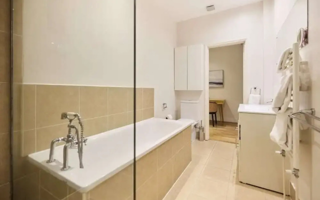 The West Kensington Hideout - Cozy 2bdr Flat With Garden