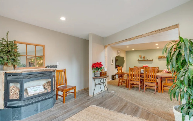 Idyllic Tahoe Home: 1 Mi to Heavenly Ski Resort!
