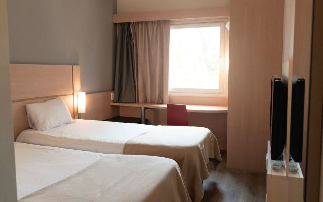 Ibis Pilar