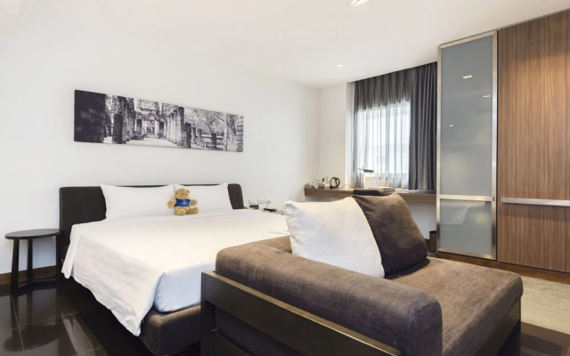 Silver Living Phrom Phong by Favstay