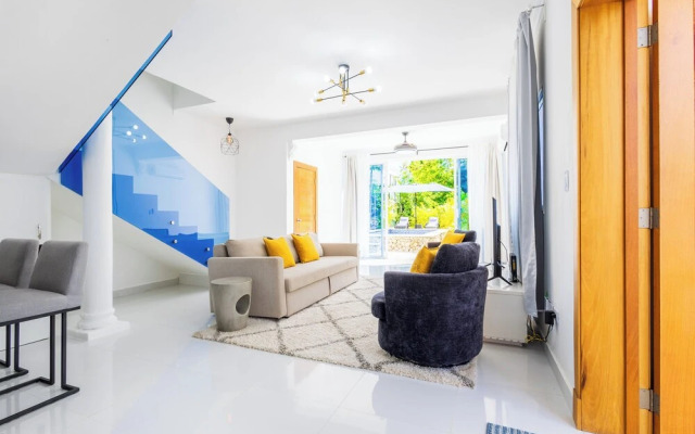 3-BR Villa with Pool & Rooftop Jacuzzi