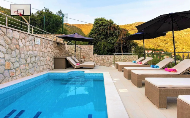 Holiday Home with Private heated Pool, Sea view & Basketball Court