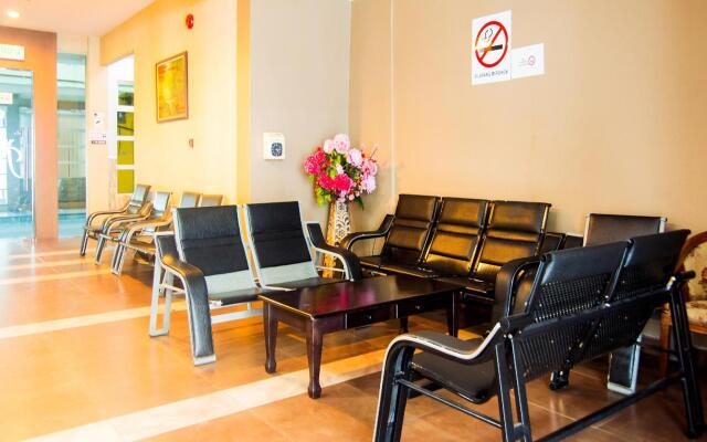 SUPER OYO 89408 Royal Hotel