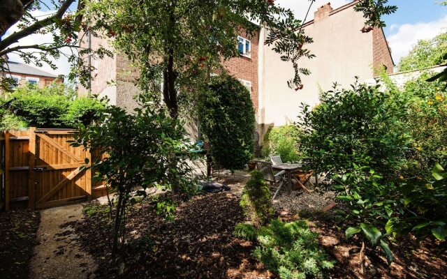 Bright and Breezy home by Clapham Common