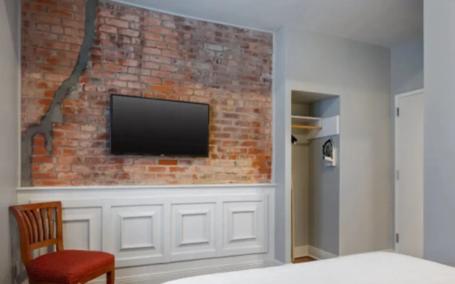 New Orleans Courtyard Hotel and Suites by the French Quarter