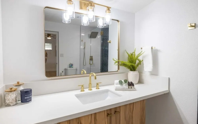 Tempe Wesleyan 4 Bedroom Home by RedAwning