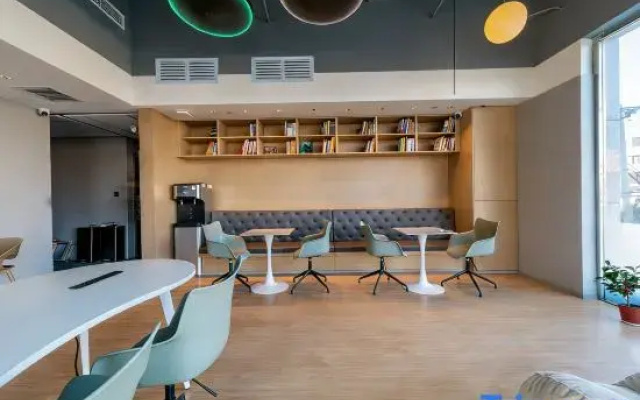 Xiaoyao Bear Hostel (Beijing South Railway Station Caoqiao Subway Station)