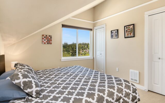 Seattle Vacation Home: Life's A Game