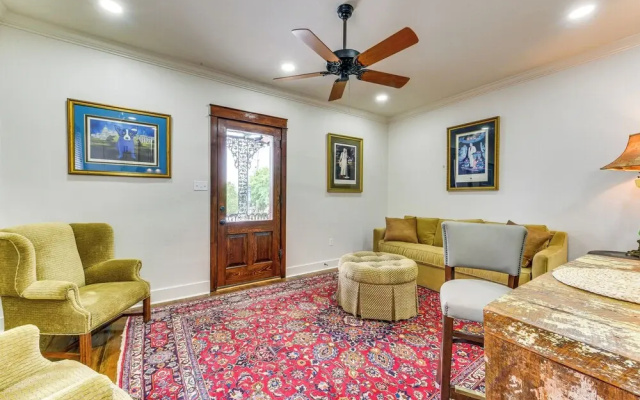 Charming Louisiana Getaway w/ Furnished Balcony!