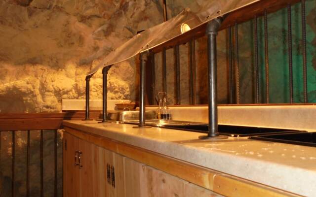 Grand Canyon Caverns Inn