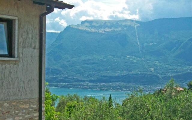 Casa Giacomina garden and Lake view by Gardadomusmea