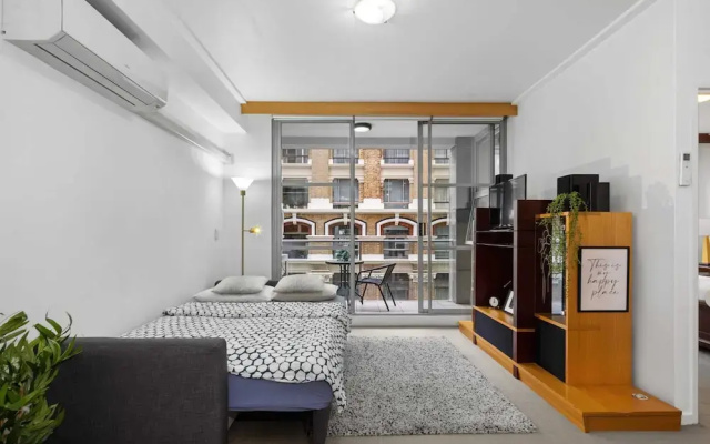 Bright & Spacious Stay for 6 Near Darling Harbour