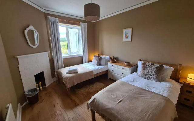 South Lodge, Glenfintaig