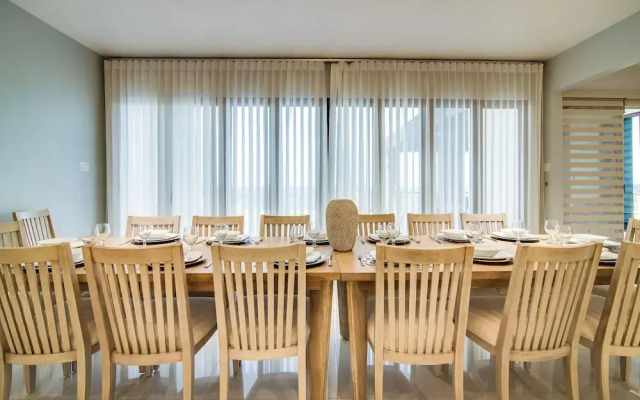 Luxury Oceanfront Villa Fully Staffed