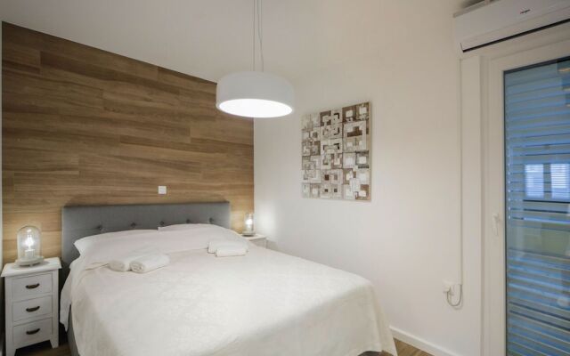 Enticing Holiday Home In Split Near Sea Beach