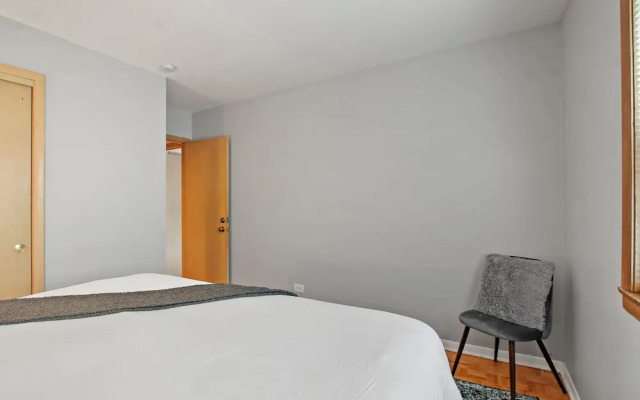 Prime 2BR Chicago Apartment