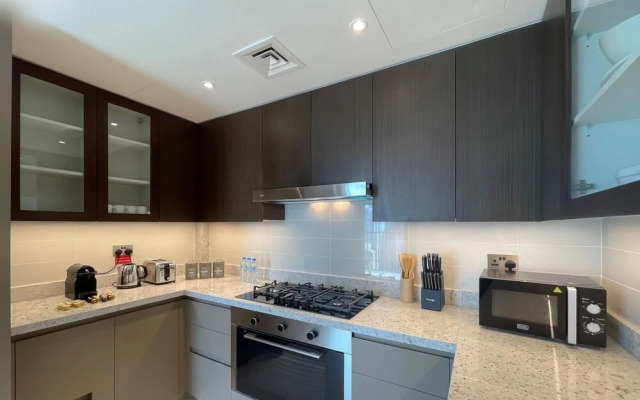 Hyp-lux 4BR Apt With Burj Khalifa View