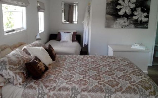 Bed  Breakfast 210 Hillside Cottage – Guest Rooms – Nelson