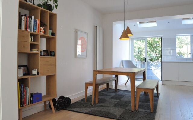 Fantastic 2 Bedroom 2 Storey House in Tooting