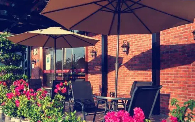 Happy Time Hotel (First Pier of Zhongshan Road Pedestrian Street)