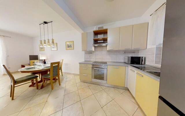 Nice Home in Pirovac With Wifi and 4 Bedrooms