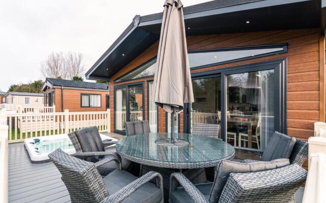 The Crucible lodge with Hot Tub