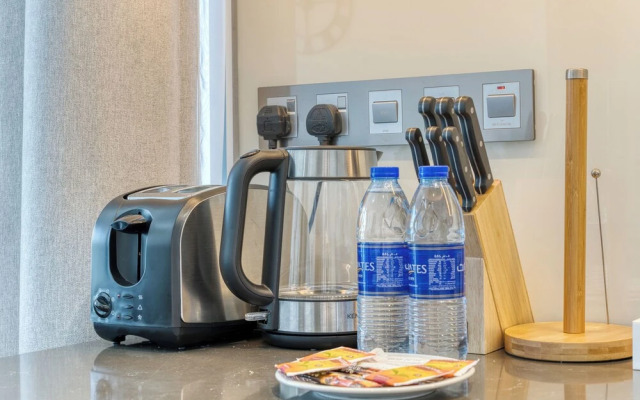 PVH - 1BR Lagoon View - District One