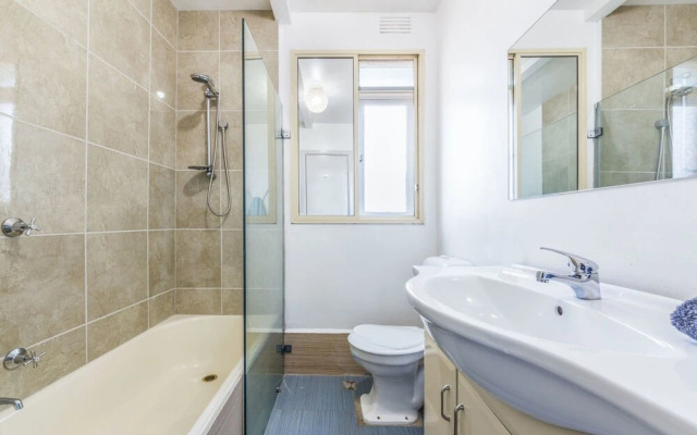 2 Bed Apartment With Free Parking - Netflix, Close to Train