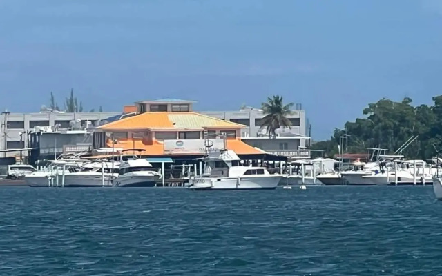 Full Moon Hotel & Restaurant