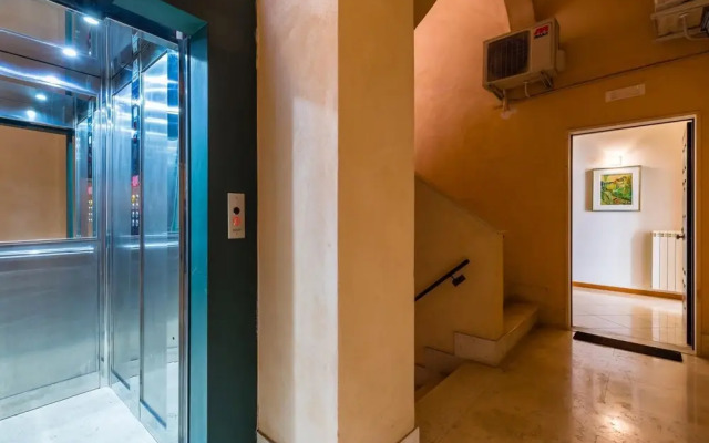 Modern Apartment Next to Piazza Dante