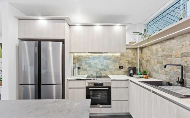 Modern Apartment with Esplanade Views